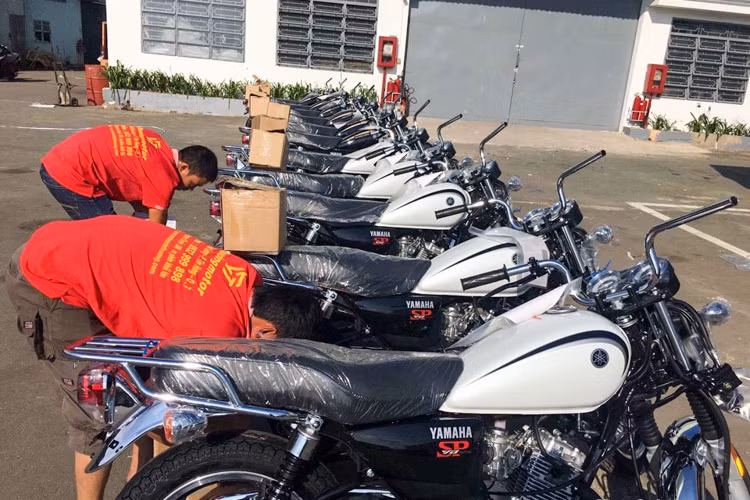 Ra đời ở nhà máy Trùng Khánh, Trung Quốc. Mẫu xe máy côn tay Yamaha YB125SP là sản phẩm mà hãng xe máy đình đám Nhật Bản sử dụng làm quân bài giúp tăng trưởng ở thị trường Trung Quốc, nơi tiêu thụ 14 triệu xe máy mỗi năm. Không những thế, một lượng không nhỏ YB125SP còn được giới thiệu và tiêu thụ tốt tại thị trường Nhật Bản.