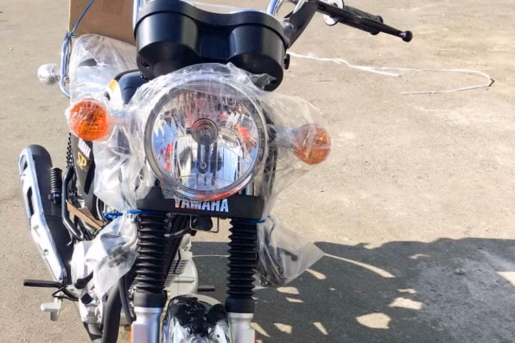 Yamaha YB125SP thiết kế đơn giản kiểu naked-bike truyền thống nhưng không kém phần thu hút, một phần đến từ sự nhỏ nhắn của xe. Kích thước của xe gồm dài 1.990 mm, rộng 745 mm và cao 1.050 mm. Yên xe 760 mm, với tổng trọng lượng 117 kg. Với những chỉ số này, YB125SP tỏ ra nhẹ nhàng, thoải mái để xoay xở và điều khiển.