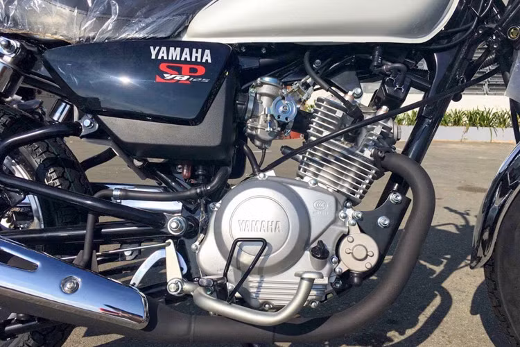 Với động cơ 125 phân khối lại mang thiết kế cổ điển, khó hy vọng xe mang tới cảm giác lái mạnh mẽ như các mẫu naked-bike hay sportbike cùng phân khúc. Đổi lại, sự nhẹ nhàng, đơn giản là mục đích mà YB125SP hướng tới, xe dễ dàng điều khiển ngay cả với những người chưa quá thuần thục các dòng xe máy côn tay.