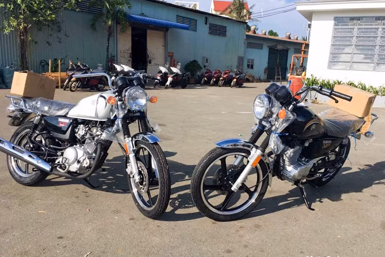 Yamaha YB125SP không phải là sản phẩm dành cho những người ưa sức mạnh và tốc độ, đây là mẫu xe côn tay dáng cổ điển phù hợp cho mục đích di chuyển hàng ngày và thậm chí cả nhũng chuyến đi xa. Mức giá của Yamaha YB125SP tại Việt Nam khoảng hơn 40 triệu đồng tại một số đại lý xe máy không chính hãng.