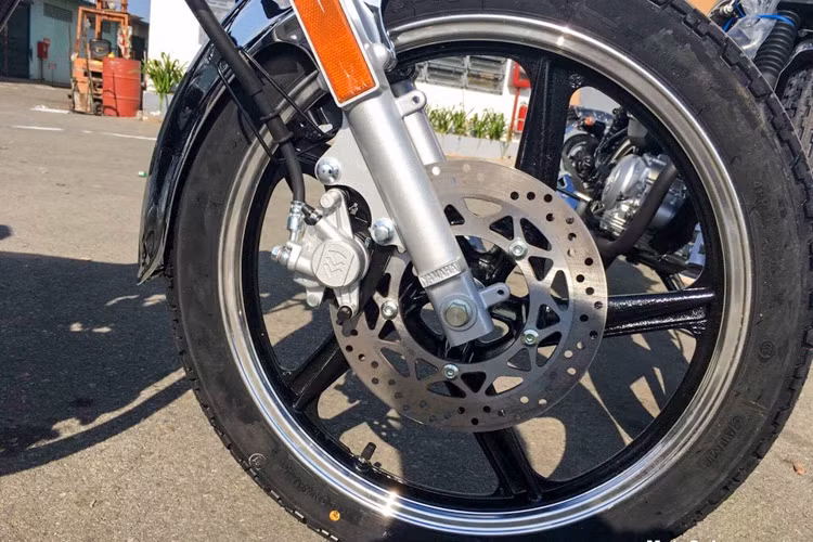 Hãng xe máy Yamaha cũng đã trang bị bộ vành đúc 5 chấu kiểu thể thao cho YB125SP. Đồng hành cùng bánh xe là phanh đĩa phía trước, tang trống phía sau. Để tạo sự sang trọng hơn, Yamaha còn bổ sung một số chi tiết mạ chrome sáng bóng trên thân xe cùng tem mới ấn tượng.