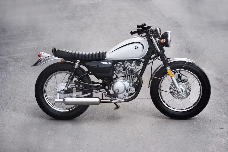 So với phiên bản 2016 từng ra mắt, Yamaha YB125SP đời 2017 gần như không thay đổi từ kiểu dáng cho đến trang bị. Mẫu xe côn tay 125 phân khối được sản xuất bởi Yamaha tại Trung Quốc và xuất sang thị trường Nhật Bản. Mẫu xe này được nhập về Việt Nam bởi một nhà phân phối không chính hãng.