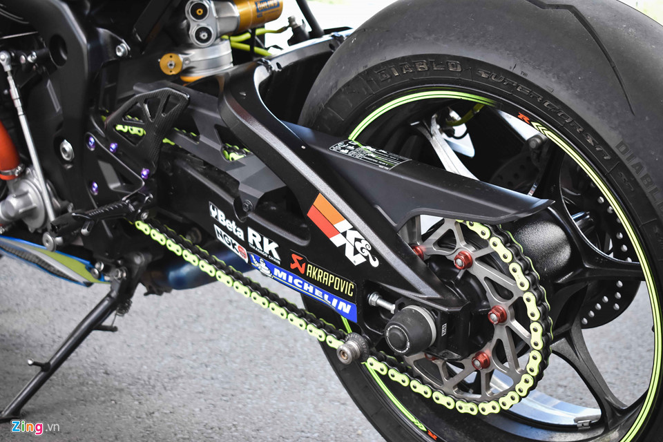 Xích tải RK Chain bắt mắt được sơn xanh lá. Đĩa tải được đặt riêng theo xe.