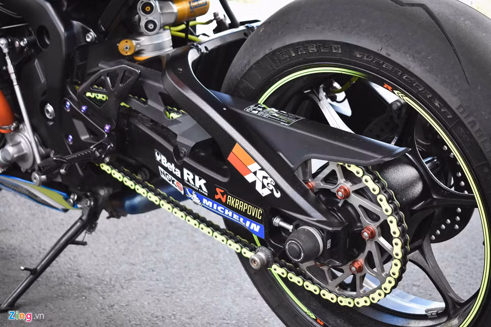 Xích tải RK Chain bắt mắt được sơn xanh lá. Đĩa tải được đặt riêng theo xe.