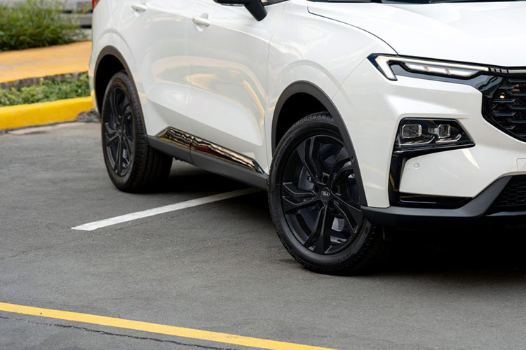 Thiết kế ngoại thất của mẫu xe SUV Ford Territory Sport nổi bật so với các phiên bản còn lại ở hàng loạt chi tiết được sơn đen như viền đèn sương mù, ốp viền đèn pha, ốp gương chiếu hậu, thanh giá nóc, lưới tản nhiệt, vành hợp kim 18 inch và logo Territory Sport màu đen ở phía đuôi xe.