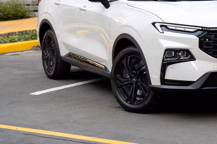 Thiết kế ngoại thất của mẫu xe SUV Ford Territory Sport nổi bật so với các phiên bản còn lại ở hàng loạt chi tiết được sơn đen như viền đèn sương mù, ốp viền đèn pha, ốp gương chiếu hậu, thanh giá nóc, lưới tản nhiệt, vành hợp kim 18 inch và logo Territory Sport màu đen ở phía đuôi xe.