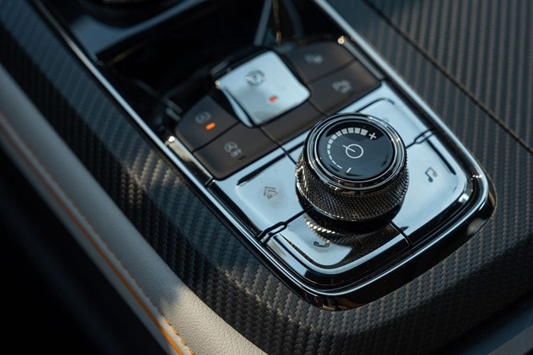 Ford Territory Sport sở hữu động cơ Ecoboost 1.5L trứ danh cung cấp mô men xoắn cực đại lên đến 248Nm ở dải vòng tua 1.500 - 3.500 vòng/phút cho công suất ấn tượng lên đến 160 mã lực. Kết hợp cùng hộp số tự động 7 cấp, Territory Sport đem đến khả năng chuyển số nhanh, vận hành mượt mà đồng thời tiết kiệm nhiên liệu.