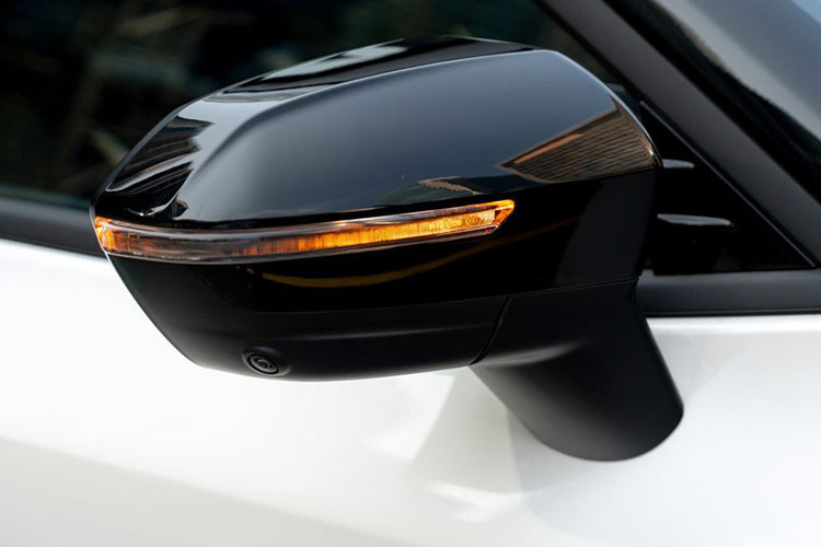 Cách phối màu mới cũng đem đến cho mẫu xe SUV Ford Territory Sport mới ra mắt thị trường Việt Nam cái nhìn thể thao và cao cấp hơn. Ngoài ra, khung vỏ Territory được gia cố bằng thép boron có độ cứng cao được thiết kế để mang đến khả năng giữ nguyên hình dạng ngay cả khi có va chạm, bảo đảm an toàn cho mọi hành khách trong xe.