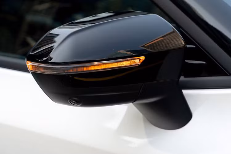 Cách phối màu mới cũng đem đến cho mẫu xe SUV Ford Territory Sport mới ra mắt thị trường Việt Nam cái nhìn thể thao và cao cấp hơn. Ngoài ra, khung vỏ Territory được gia cố bằng thép boron có độ cứng cao được thiết kế để mang đến khả năng giữ nguyên hình dạng ngay cả khi có va chạm, bảo đảm an toàn cho mọi hành khách trong xe.