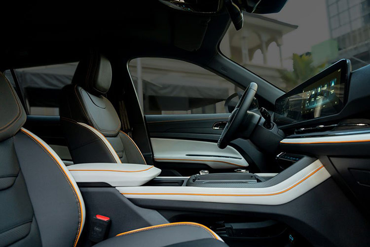 Triết lý thiết kế mới nhất của Ford được nhiều khách hàng trẻ tín nhiệm bởi khả năng tối ưu kích thước, mức độ tiện nghi và hiệu quả trong sinh hoạt hàng ngày. Toàn bộ hàng ghế thứ hai của xe được thiết kế tối đa hướng tới nhu cầu sử dụng của gia đình. Phần để chân cho chỗ ngồi giữa được làm phẳng với sàn xe đem đến sự thoải mái cho cabin phía sau, tăng thư giãn trong các chuyến hành trình dài.