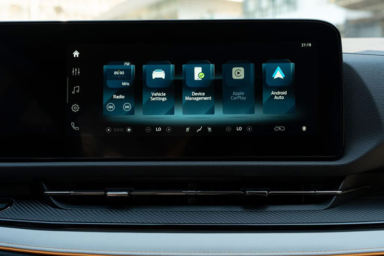 Ford Co-Pilot 360 gồm gần 20 tính năng an toàn vượt trội như công nghệ đỗ xe tự động, Camera 360, hệ thống cảnh báo điểm mù kết hợp cảnh báo phương tiện cắt ngang, hệ thống kiểm soát hành trình thích ứng với tính năng dừng và đi, hệ thống cảnh báo va chạm kết hợp với phanh tự động khẩn cấp, hệ thống cảnh báo va chạm khi mở cửa, hệ thống cảnh báo lệch làn và duy trì làn đường, hệ thống cân bằng điện tử.