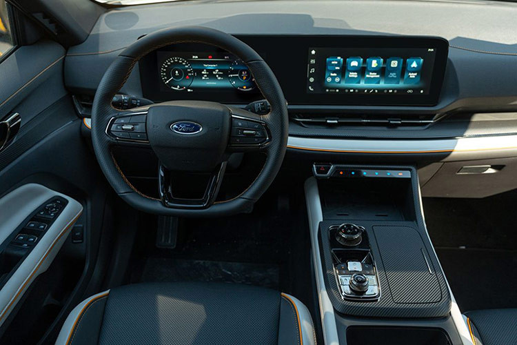 Bên trong cabin, Territory Sport sử hữu nội thất tông đen chủ đạo với ghế ngồi và khu vực điều khiển trung tâm được tạo điểm nhấn bởi sự kết hợp giữa hai tông màu trắng - cam và họa tiết vân carbon đậm cá tính và hiện đại. Các đường chỉ thêu và chi tiết trang trí màu cam tràn ngập khoang cabin từ ghế ngồi, vô lăng, bệ tỳ tay phía trước tới cửa gió điều hòa hàng ghế sau tạo thêm điểm nhấn cho chiếc xe.