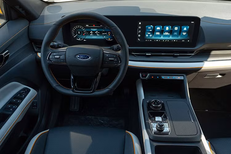 Bên trong cabin, Territory Sport sử hữu nội thất tông đen chủ đạo với ghế ngồi và khu vực điều khiển trung tâm được tạo điểm nhấn bởi sự kết hợp giữa hai tông màu trắng - cam và họa tiết vân carbon đậm cá tính và hiện đại. Các đường chỉ thêu và chi tiết trang trí màu cam tràn ngập khoang cabin từ ghế ngồi, vô lăng, bệ tỳ tay phía trước tới cửa gió điều hòa hàng ghế sau tạo thêm điểm nhấn cho chiếc xe.