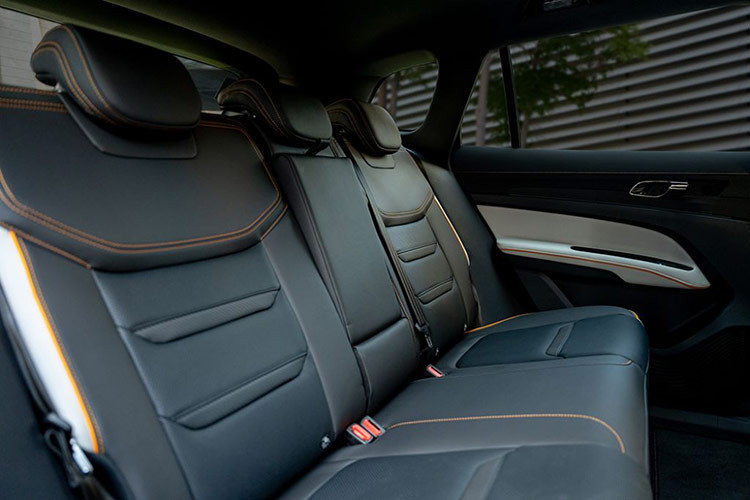 Territory Sport nổi bật với nhiều trang bị hiện đại như màn hình trung tâm 12.3 inch cỡ lớn, cần số điện tử dạng núm xoay, chìa khóa thông minh, điều hòa hai vùng có chức năng lọc bụi mịn, cửa gió cho hàng ghế phía sau, tính năng làm mát ghế, cửa sổ trời toàn cảnh, sạc không dây, kết nối Apple Carplay và Android Auto không dây. Tất cả giúp trải nghiệm của khách hàng được nâng lên tầm cao mới.