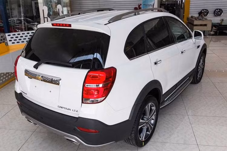Chevrolet Captiva Revv phân phối tại Việt Nam sở hữu động cơ xăng 2.4L 4 xy lanh phun xăng đa điểm, sản sinh công suất tối đa 165 mã lực tại 5.600 vòng/phút và mô men xoắn cực đại 230 Nm tại 4.600 vòng/phút. Động cơ này kết hợp với hộp số tự động 6 cấp.