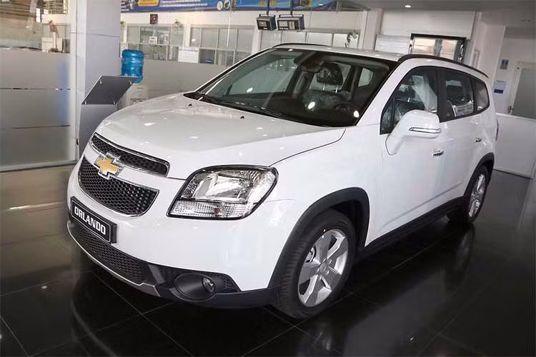 Chevrolet Orlando là mẫu xe đa dụng 07 chỗ với thiết kế khá hiện đại và tiện nghi. Đây là đối thủ của Toyota Innova tại thị trường Việt nam. Mẫu MPV Orlando 1.8 LTZ có giá chỉ 684 triệu đồng (giảm 15 triệu đồng).