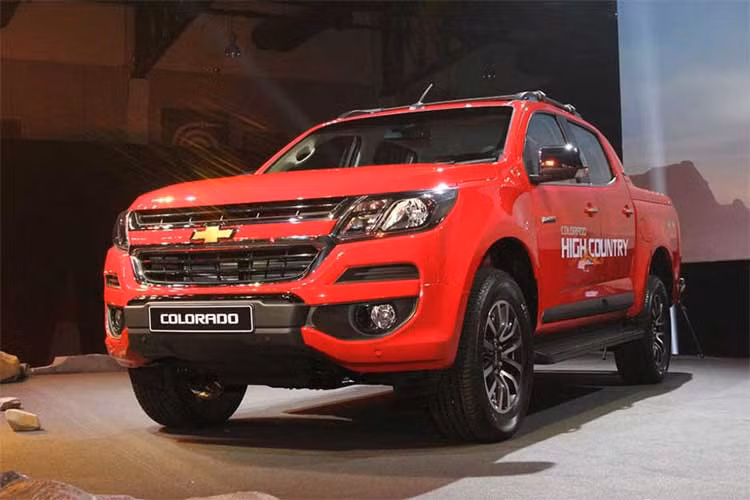 Mẫu xe bán tải hiện đang bán chạy nhất của thương hiệu xe Mỹ tại Việt Nam là Chevrolet Colorado phiên bản 2.8L 4x4 AT LTZ và 2.8L 4x4 AT LTZ High Country đều được giảm 10 triệu đồng, kéo theo mức giá mới lần lượt là 799 triệu đồng và 829 triệu đồng.