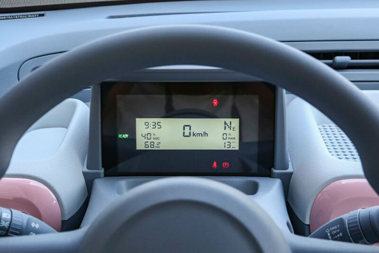 Về trang bị an toàn, xe có dây đai an toàn, túi khí người lái, camera lùi hỗ trợ đỗ xe và cảnh báo áp suất lốp. Hệ thống treo gồm treo độc lập McPherson phía trước và treo đa liên kết độc lập phía sau.