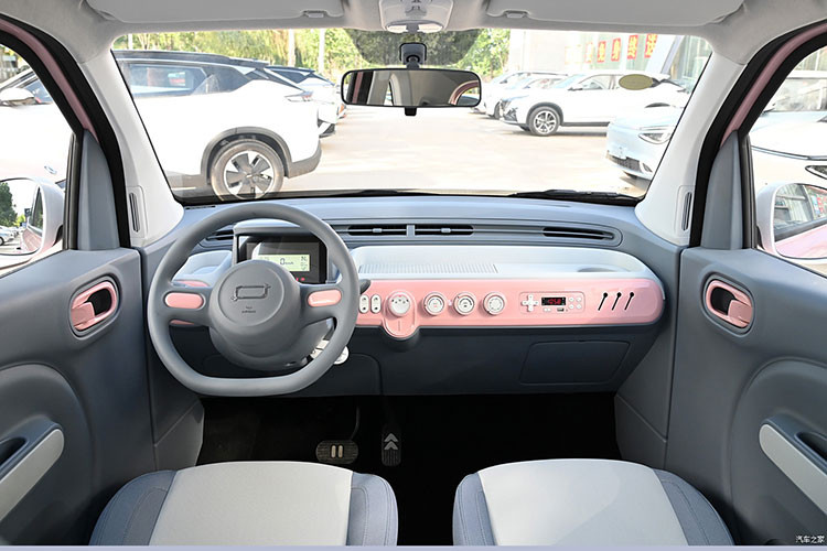 Khoang nội thất của Bestune Pony mang phong cách tối giản với màn hình kỹ thuật số 7 inch và không có bảng điều khiển trung tâm. Cần số truyền thống được thay bằng núm xoay trên bảng táp-lô. Khu vực phía trước ghế phụ tích hợp hệ thống giải trí cơ bản với radio, kết nối Bluetooth và cổng USB.