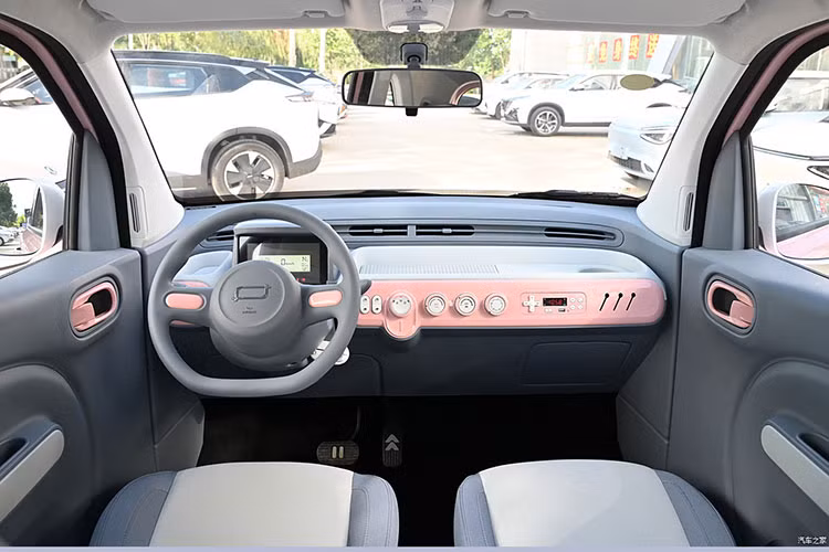 Khoang nội thất của Bestune Pony mang phong cách tối giản với màn hình kỹ thuật số 7 inch và không có bảng điều khiển trung tâm. Cần số truyền thống được thay bằng núm xoay trên bảng táp-lô. Khu vực phía trước ghế phụ tích hợp hệ thống giải trí cơ bản với radio, kết nối Bluetooth và cổng USB.