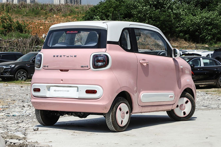 Mẫu xe điện mini cỡ nhỏ này có hai tùy chọn pin: bản 9,4 kWh cho quãng đường di chuyển 122 km và bản 13,9 kWh cho tầm vận hành 170 km (theo tiêu chuẩn CLTC).