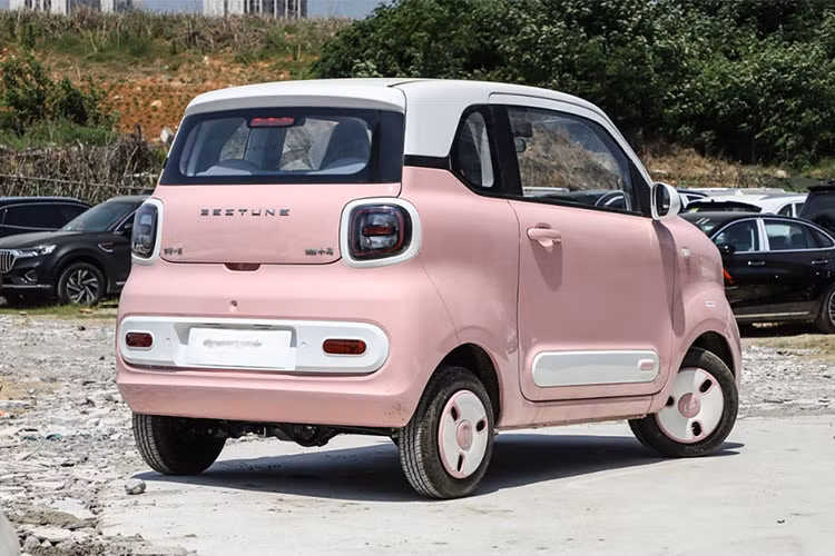 Mẫu xe điện mini cỡ nhỏ này có hai tùy chọn pin: bản 9,4 kWh cho quãng đường di chuyển 122 km và bản 13,9 kWh cho tầm vận hành 170 km (theo tiêu chuẩn CLTC).