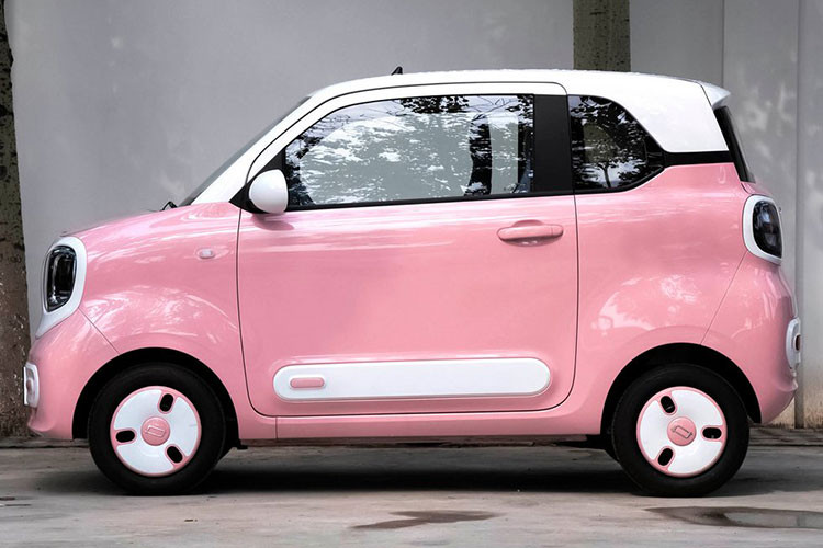 Xe FAW Bestune Pony chạy điện có thiết kế nhỏ gọn với cấu hình 3 cửa, 4 chỗ ngồi, kích thước tổng thể dài x rộng x cao tương ứng là 3.000 x 1.510 x 1.630 mm, trục cơ sở dài 1.953 mm. So với Wuling Mini EV, Pony nhỉnh hơn đôi chút về kích thước.