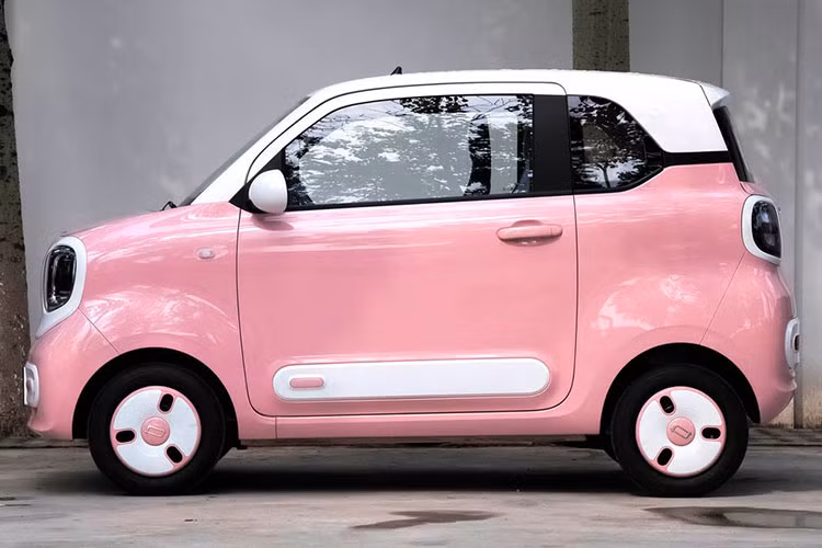 Xe FAW Bestune Pony chạy điện có thiết kế nhỏ gọn với cấu hình 3 cửa, 4 chỗ ngồi, kích thước tổng thể dài x rộng x cao tương ứng là 3.000 x 1.510 x 1.630 mm, trục cơ sở dài 1.953 mm. So với Wuling Mini EV, Pony nhỉnh hơn đôi chút về kích thước.