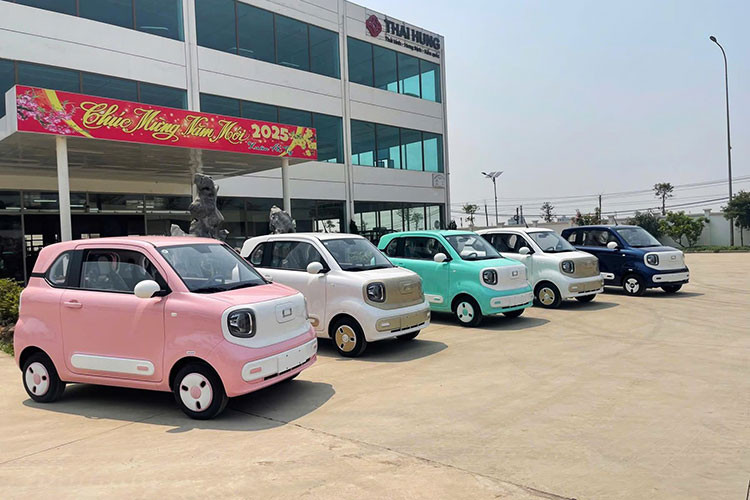 Gần đây, cộng đồng mạng xôn xao trước thông tin thị trường ôtô điện Việt Nam sắp chào đón một mẫu xe điện mini mới. Công ty Cổ phần Thái Bình Hưng Thịnh (Thái Hưng Corp) đã đăng tải hình ảnh dàn xe FAW Bestune Pony chạy điện xuất hiện tại nhà máy của công ty ở Thái Bình.