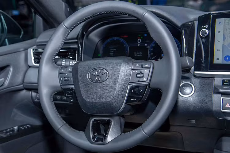 Ghế lái trên bản cao nhất của Toyota Camry 2025 bản cao cấp có tính năng nhớ 2 vị trí. Hàng ghế đầu của xe có tính năng chỉnh điện 10 hướng. Ghế phụ vẫn có nút bấm điều chỉnh ngả và tiến/lùi. Ghế sau chỉnh điện ngả lưng góc 8 độ, điều hòa tự động 3 vùng độc lập, tích hợp tính năng lọc ion âm.