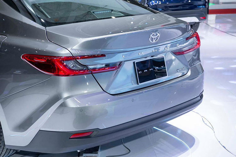 Trái ngược với đầu xe được thiết kế cá tính, phần đuôi xe trên Camry hoàn toàn mới chỉ được tạo điểm nhấn bởi cụm đèn hậu hình chữ C. Về nội thất, khoang cabin của Toyota Camry bản cao cấp nhất được nâng cấp đáng kể so với thế hệ trước.