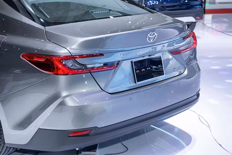 Trái ngược với đầu xe được thiết kế cá tính, phần đuôi xe trên Camry hoàn toàn mới chỉ được tạo điểm nhấn bởi cụm đèn hậu hình chữ C. Về nội thất, khoang cabin của Toyota Camry bản cao cấp nhất được nâng cấp đáng kể so với thế hệ trước.