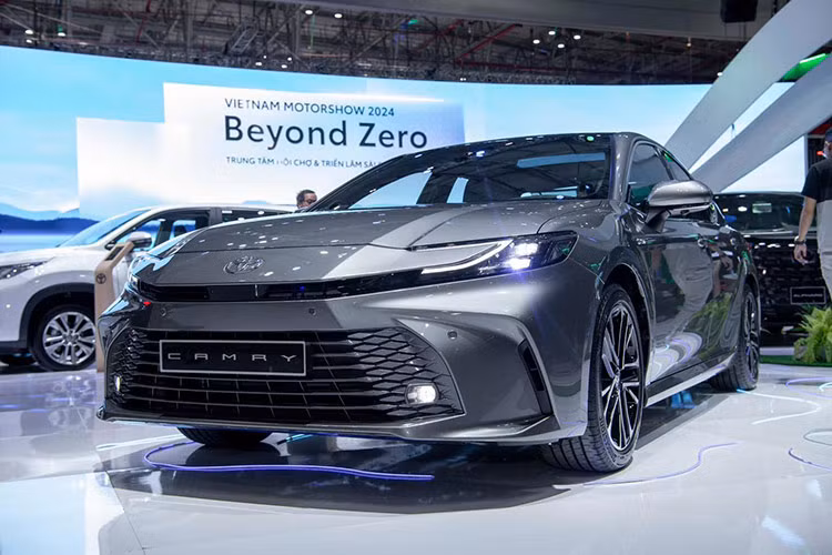 Theo đó, Toyota Camry 2025 tại Việt Nam được bán ra với 3 phiên bản, cùng mức giá dao động từ 1,22 - 1,53 tỷ đồng. Đáng chú ý, phiên bản 2.5 HEV TOP có giá cao hơn 35 triệu đồng so với bản tiền nhiệm.