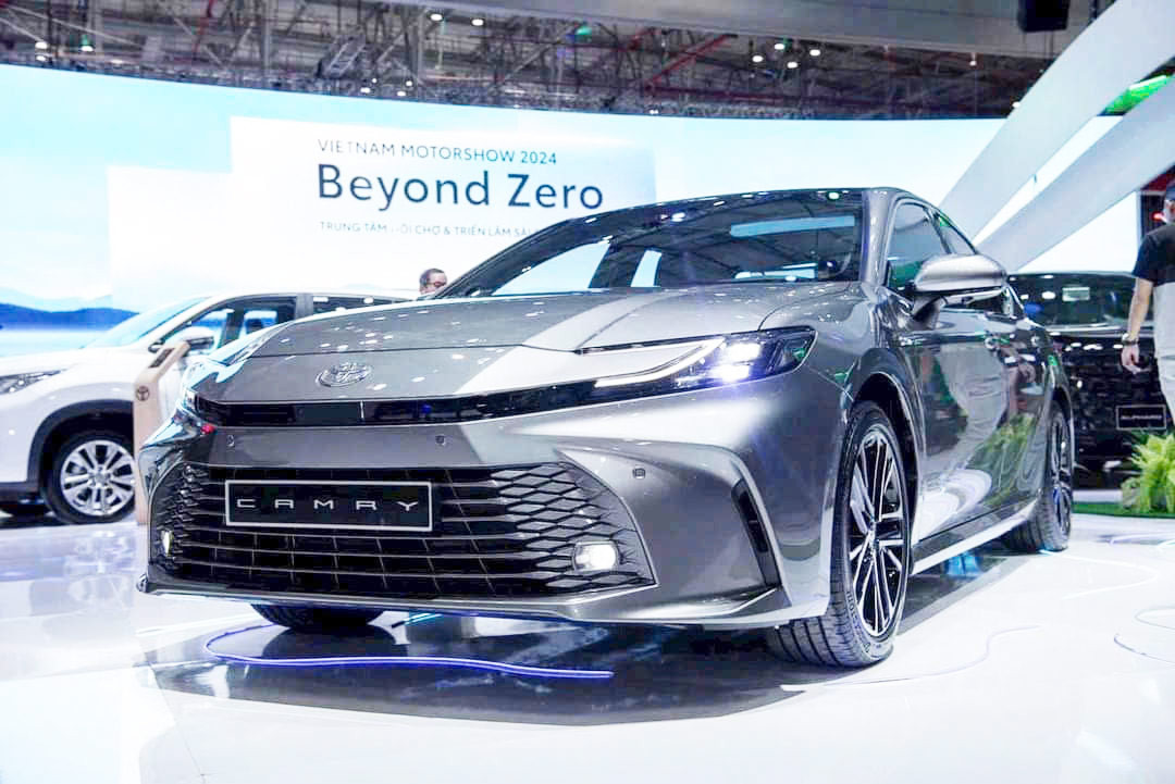 Toyota Camry 2025 tại Việt Nam được nhập khẩu nguyên chiếc từ Thái Lan với 5 lựa chọn màu sắc, bao gồm trắng ngọc trai, đen, đỏ, xám ánh kim và xám ánh bạc. Khách hàng mua xe sẽ đực hưởng các chương trình ưu đãi như; Tặng gói gia hạn bảo hành, Ưu đãi khi mua bảo hiểm Toyota, Ưu đãi lãi suất mua xe...