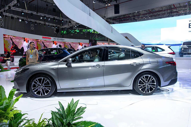 Mẫu xe sedan Toyota Camry 2025 được phát triển trên nền tảng khung gầm toàn cầu TNGA và có kích thước tổng thể DxRxC lần lượt là 4.920 x 1.840 x 1.455 (mm). Chiều dài cơ sở 2.825 mm. Kích thước này dài hơn 35 mm, thấp hơn 10 mm so với thế hệ trước.