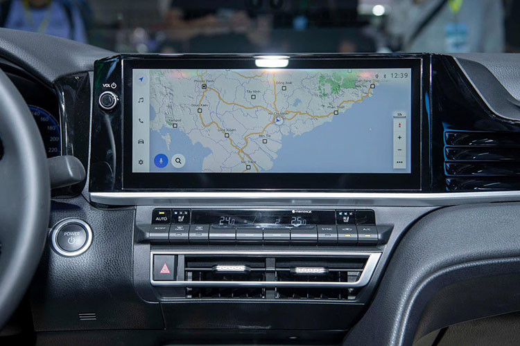 Ngoài ra, mẫu xe sedan cỡ D này còn được trang bị màn hình hiển thị HUD 10 inch; hệ thống âm thanh 9 loa JBL, sạc điện thoại không dây, phanh tay điện tử tích hợp giữ phanh tự động; cửa sổ trời toàn cảnh Panoramic.