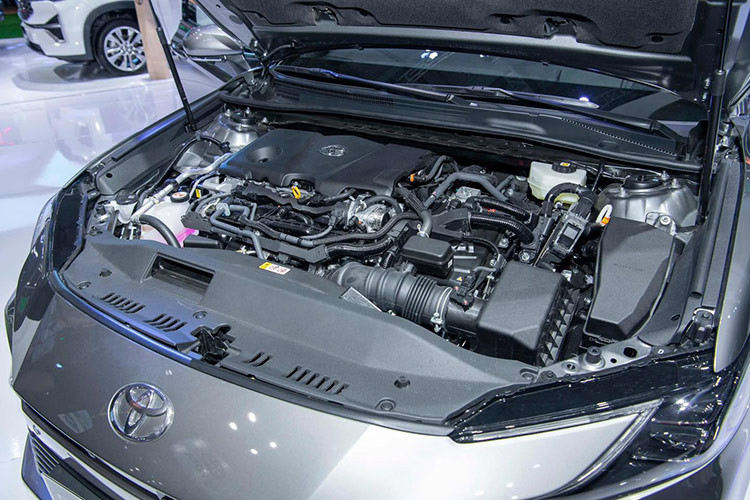 Cung cấp sức mạnh cho Toyota Camry 2024 bản 2.5 HEV là hệ truyền động hybrid với sự kết hợp của động cơ xăng 2.5L với mô tơ điện cho tổng công suất 225 mã lực và mô-men xoắn cực đại đạt 221 Nm. Hệ truyền động này kết hợp cùng với hộp số vô cấp e-CVT và hệ dẫn động cầu trước. 
