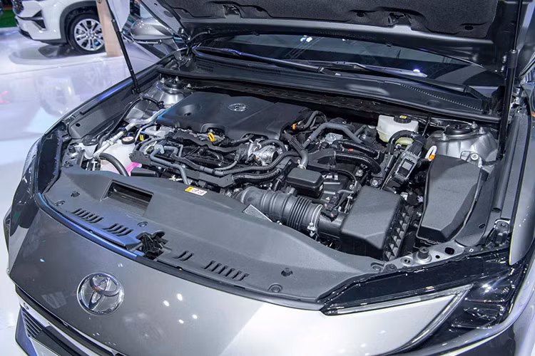 Cung cấp sức mạnh cho Toyota Camry 2024 bản 2.5 HEV là hệ truyền động hybrid với sự kết hợp của động cơ xăng 2.5L với mô tơ điện cho tổng công suất 225 mã lực và mô-men xoắn cực đại đạt 221 Nm. Hệ truyền động này kết hợp cùng với hộp số vô cấp e-CVT và hệ dẫn động cầu trước. 