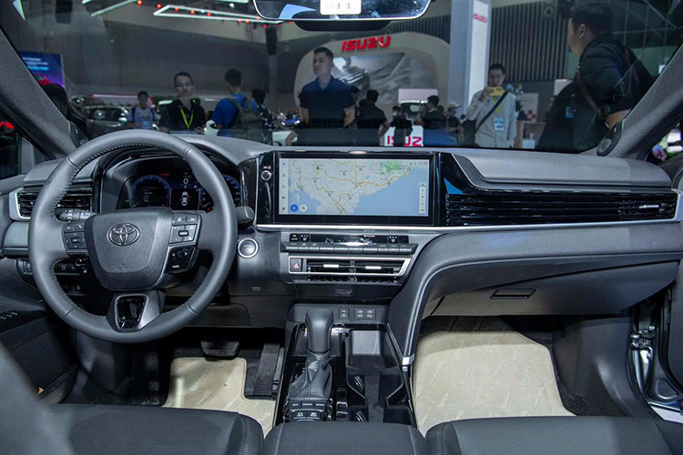 Bên trong nội thất, Camry 2025 sở hữu các tiện nghi cao cấp như: vô lăng tích hợp các phím chức năng, chỉnh điện và tích hợp lẫy chuyển số (trên 2 bản hybrid); màn hình giải trí cảm ứng 12,3 inch tích hợp Apple CarPlay và Android Auto không dây, đồng hồ lái kỹ thuật số 12,3 inch...