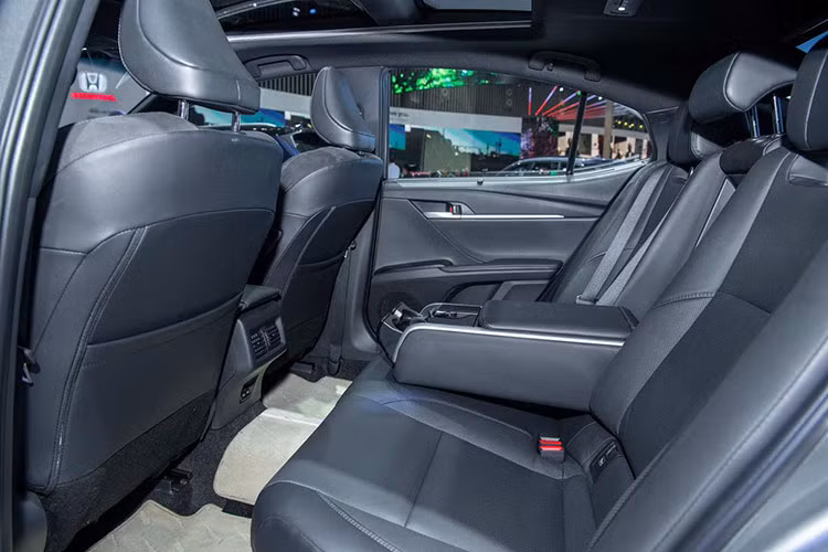 Toyota Camry 2025 bản cao cấp vẫn tiếp tục được trang bị gói công nghệ Toyota Safety Sense bao gồm các tính năng hỗ trợ người lái như: cảnh báo tiền va chạm, cảnh báo lệch làn đường, hỗ trợ giữ làn đường, điều khiển hành trình chủ động, đèn chiếu xa tự động.