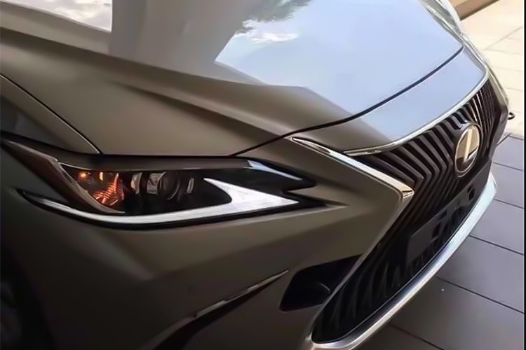 Về động cơ, xe vẫn sử dụng động cơ V6 dung tích 3.5L được nâng cấp công suất từ 272 mã lực lên mức khoảng 300 mã lực; kết hợp với hộp số tự động 8 cấp (8AT) mới thay thế cho hộp số tự động 6 cấp (6AT) cũ.