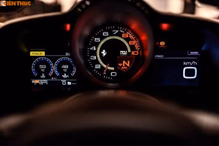 Chiếc siêu xe Ferrari 488 GTB này được trang bị hệ thống giải trí mới Digital Audio Broadcasting (DAB) kết hợp cùng với các ứng dụng mới nhất hiện nay như Apple CarPlay, hệ thống âm thanh cao cấp của JBL-Harman gồm 12 loa có công suất 1.280 Watt...