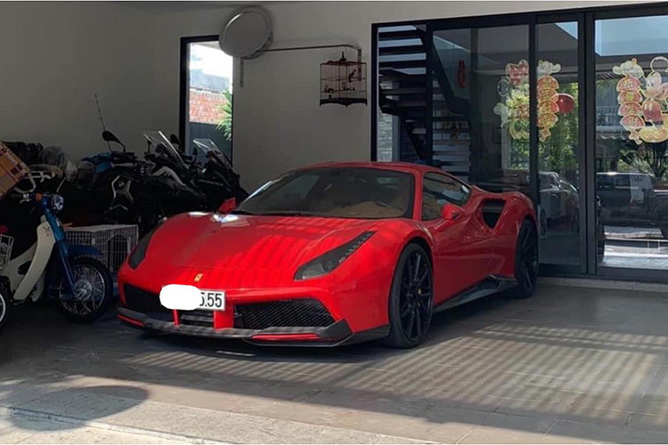 Mới đây, một người buôn siêu xe có tiếng tại Sài Gòn đã đăng tải hình ảnh, rao bán chiếc Ferrari 488 GTB màu đỏ khá nổi bật. Điểm đặc biệt trên "siêu ngựa" đó chính là việc mang trên mình biển số ngũ quý 5 cùng bộ bodykit Novitec Rosso. Đáng chú ý, chiếc Ferrari 488 GTB hàng độc này không hề xa lạ trong nhóm chơi siêu xe tại Việt Nam.