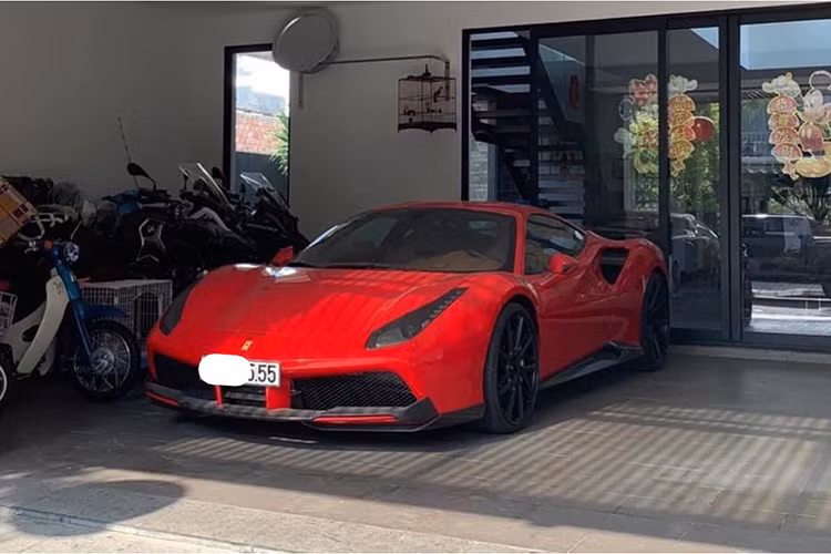 Mới đây, một người buôn siêu xe có tiếng tại Sài Gòn đã đăng tải hình ảnh, rao bán chiếc Ferrari 488 GTB màu đỏ khá nổi bật. Điểm đặc biệt trên "siêu ngựa" đó chính là việc mang trên mình biển số ngũ quý 5 cùng bộ bodykit Novitec Rosso. Đáng chú ý, chiếc Ferrari 488 GTB hàng độc này không hề xa lạ trong nhóm chơi siêu xe tại Việt Nam.