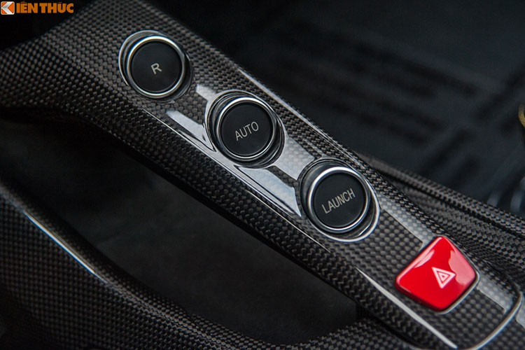 Vị trí 3 nút bấm R – Auto – Launch được xếp theo chiều dọc thay vì ngang như trước. Điểm nhấn trong nội thất của xe chính là màn hình hiển thị thông tin bên ghế phụ có giá trị lên đến hơn 70 triệu đồng. Màn hình này có chức năng hiển thị vòng tua, tốc độ di chuyển của xe, hộp số…