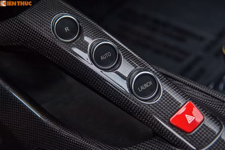 Vị trí 3 nút bấm R – Auto – Launch được xếp theo chiều dọc thay vì ngang như trước. Điểm nhấn trong nội thất của xe chính là màn hình hiển thị thông tin bên ghế phụ có giá trị lên đến hơn 70 triệu đồng. Màn hình này có chức năng hiển thị vòng tua, tốc độ di chuyển của xe, hộp số…