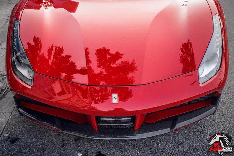 Về thiết kế tổng thể, siêu xe Ferrari 488 GTB có ngoại hình khoẻ khoắn và được hãng xe Ý gọt bỏ bớt những đường cong mềm mại như đàn anh 458 Italia. Thay vào đó là những nét cắt thẳng đứng đầy góc cạnh. Cản va trước/sau nguyên bản của chiếc Ferrari 488 GTB được thay thế bằng sợi carbon vừa giảm trọng lượng cho xe đồng thời mang đến diện mạo bắt mắt.