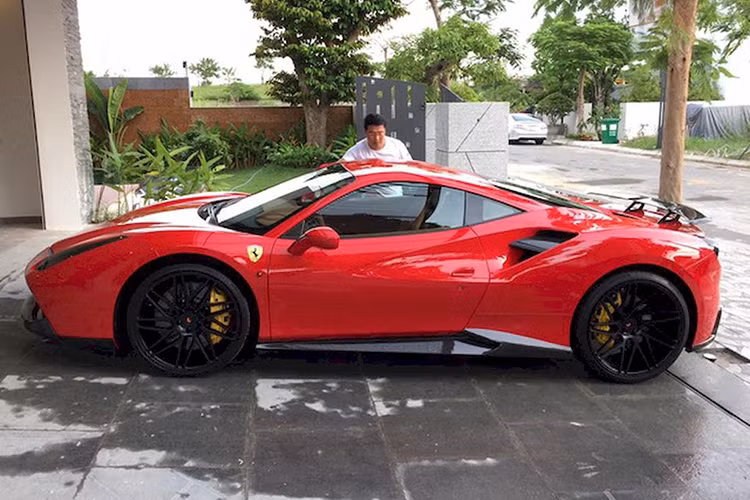 Ngoài việc được đeo biển kiểm soát "ngũ quý" thì đây là siêu xe Ferrari 488 GTB đầu tiên Đông Nam Á độ full bộ bodykit carbon của Novitec Rosso. Được biết, với tổng chi phí độ cho siêu xe này lên tới 1 tỷ đồng - tại thời điểm đó, nó được xem là siêu xe Ferrari độ khủng nhất Việt Nam.