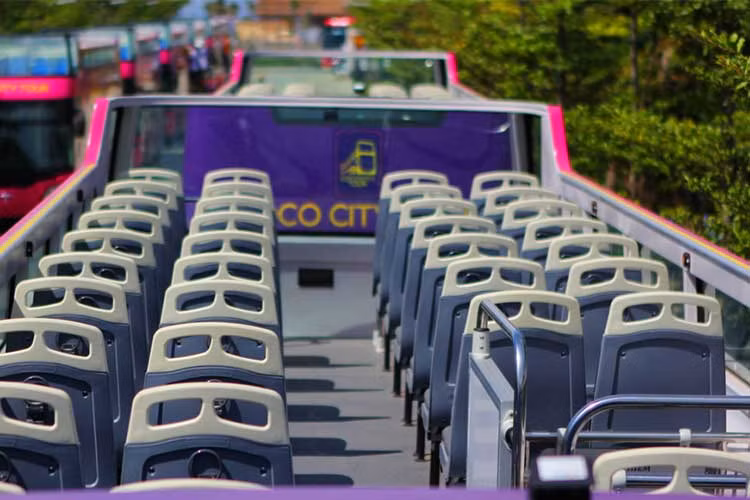 Body và khung chassis của xe được thiết kế theo công nghệ Full monocoque tiên tiến nhất hiện nay trên thế giới. Động cơ Hino được nhập khẩu từ Nhật Bản. Hộp số tự động 6 cấp cùng với hệ thống cầu trước, cầu sau với cơ cấu phanh đĩa tại 4 bánh xe, hệ thống treo khí nén, hệ thống lái được nhập khẩu từ tập đoàn ZF - Đức.