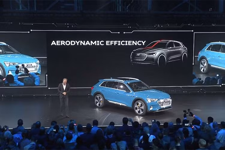 Theo hãng xe sang Đức cho biết, mẫu SUV Audi e-tron mới là mẫu xe thương mại chạy hoàn toàn bằng điện đầu tiên của mình. Nó đánh dấu một bước ngoặc vô cùng quan trọng cho hãng xe sang đình đám này trong việc tiến vào kỷ nguyên xe điện và xe tự lái tương lai.